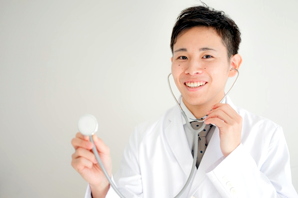 聴診器を持つ医師